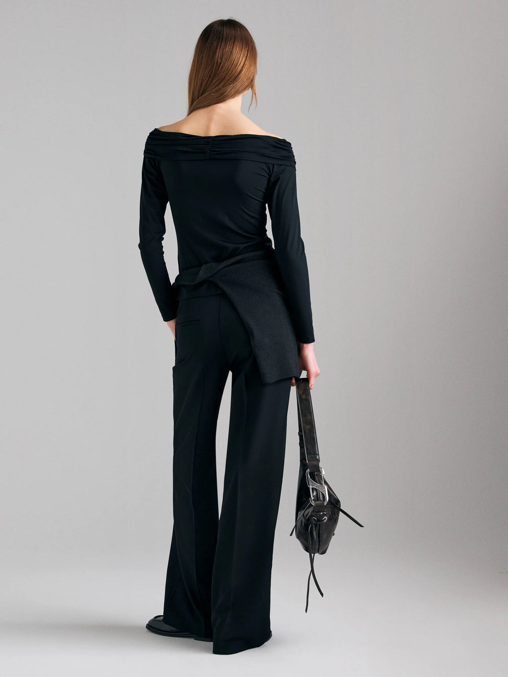 Maglietta off shoulder con anello sliver