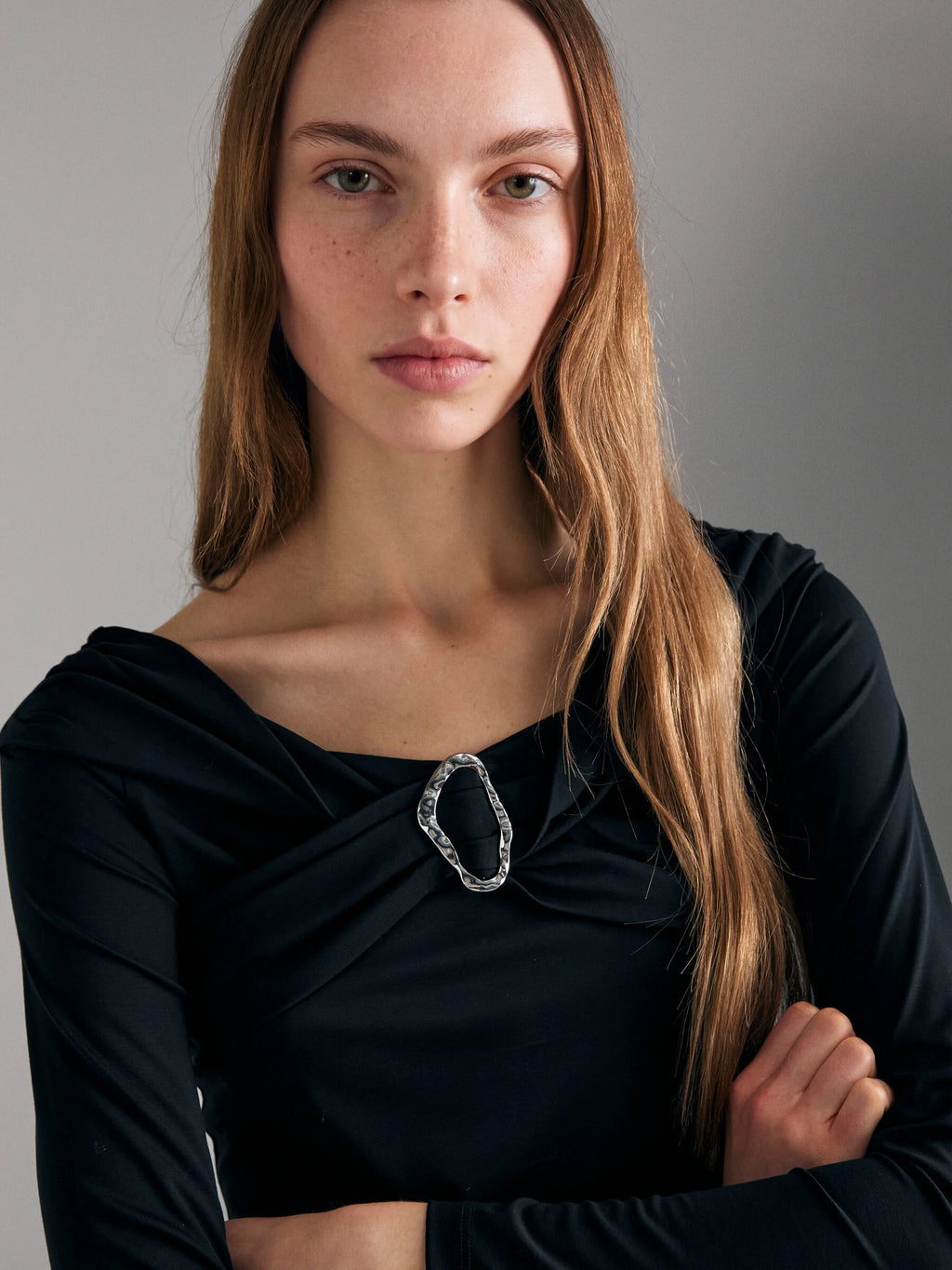 Maglietta off shoulder con anello sliver