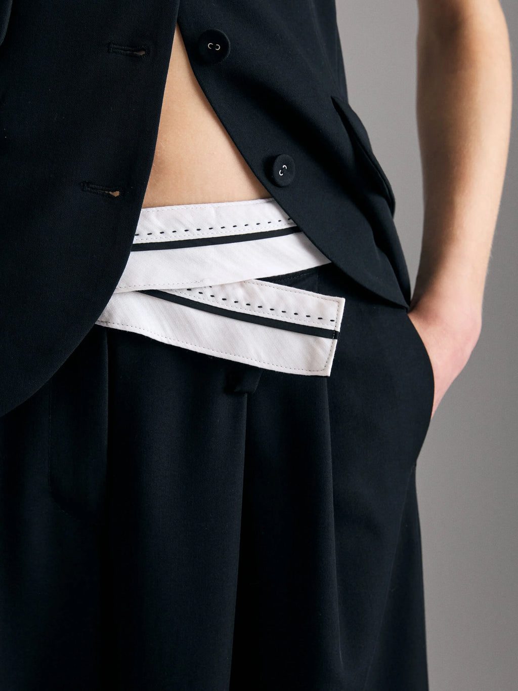 Pantaloni con contrasto