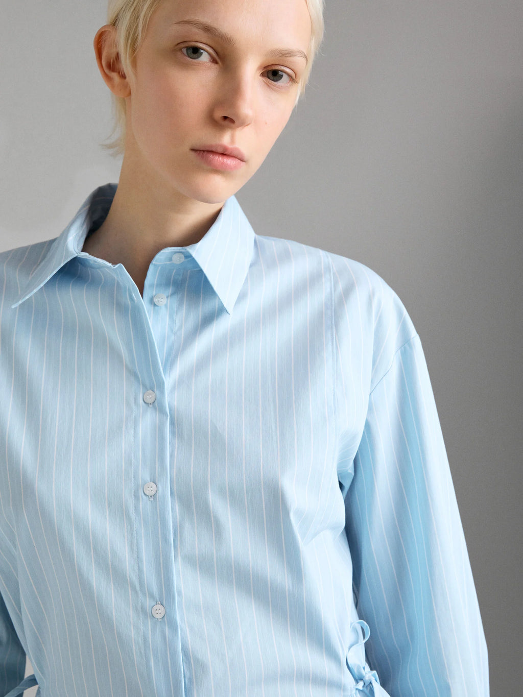 Camicia a righe con laccetti