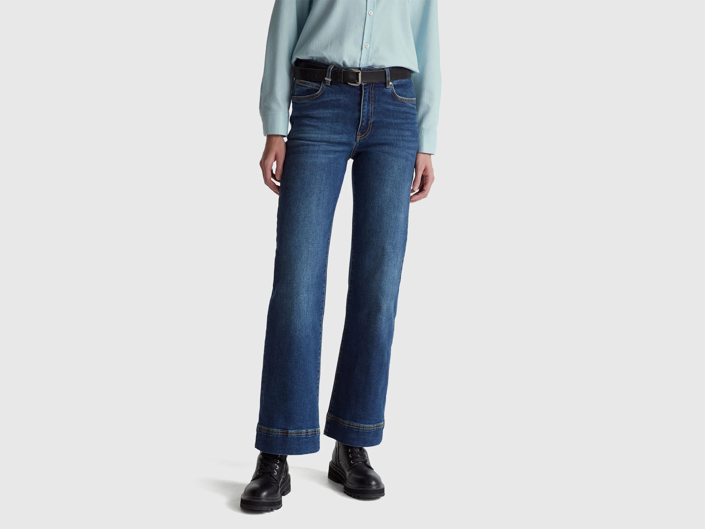 Jeans flare in cotone riciclato